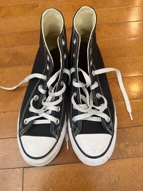 CONVERSE Chuck Taylor All Star high tops in near-new condition!